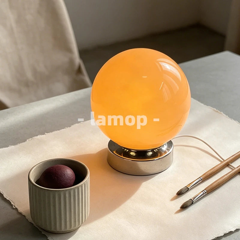 Lampe de table sphère en verre orange sur socle chromé court