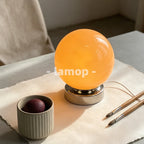 Lampe de table sphère en verre orange sur socle chromé court