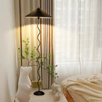 Lampadaire noir à tige ondulée et abat-jour plissé, 150 cm