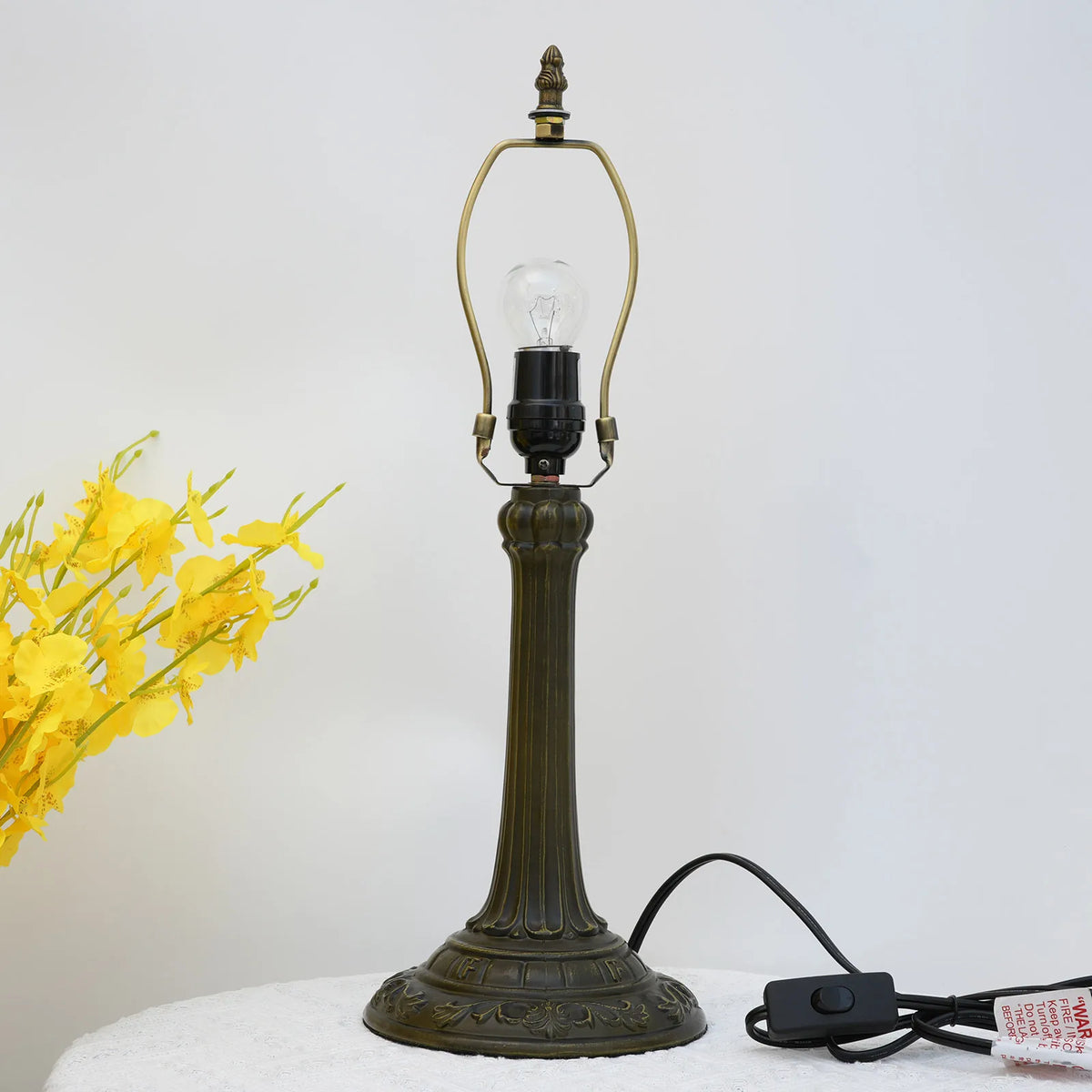 Pied de lampe vintage finition laiton vieilli, lyre et câble 145 cm