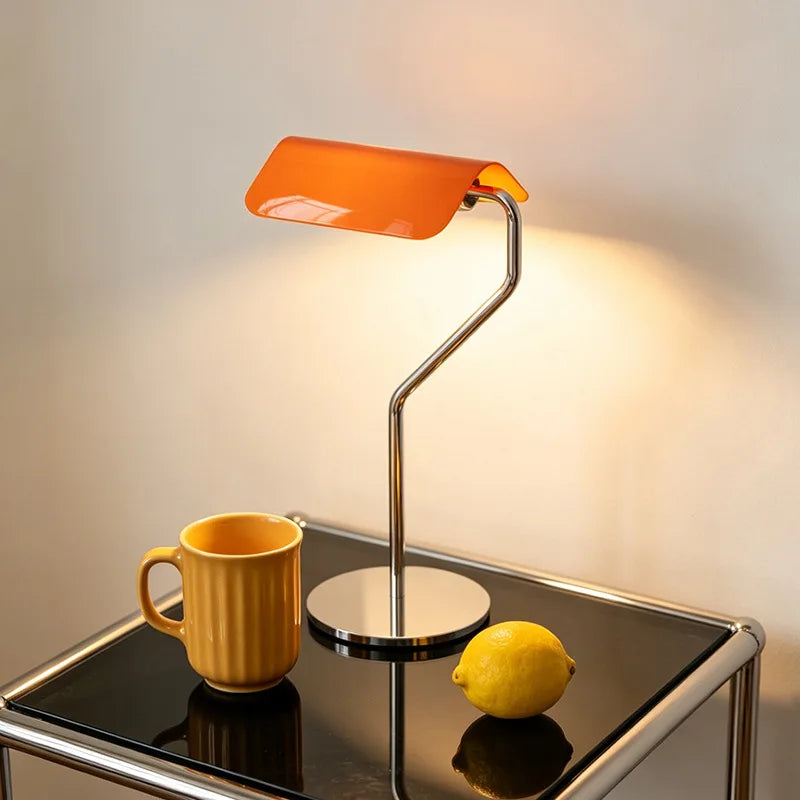 Lampe de bureau rétro à abat-jour courbé laqué