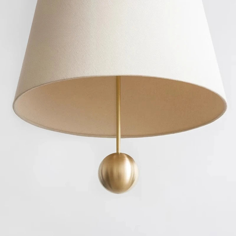 Suspension en toile conique à tige et boule dorées, Ø 30 x H 45 cm