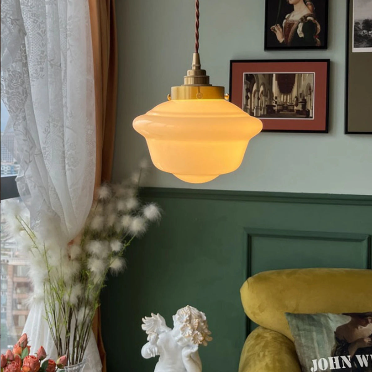Plafonnier en verre opalin blanc sur tige dorée, style rétro