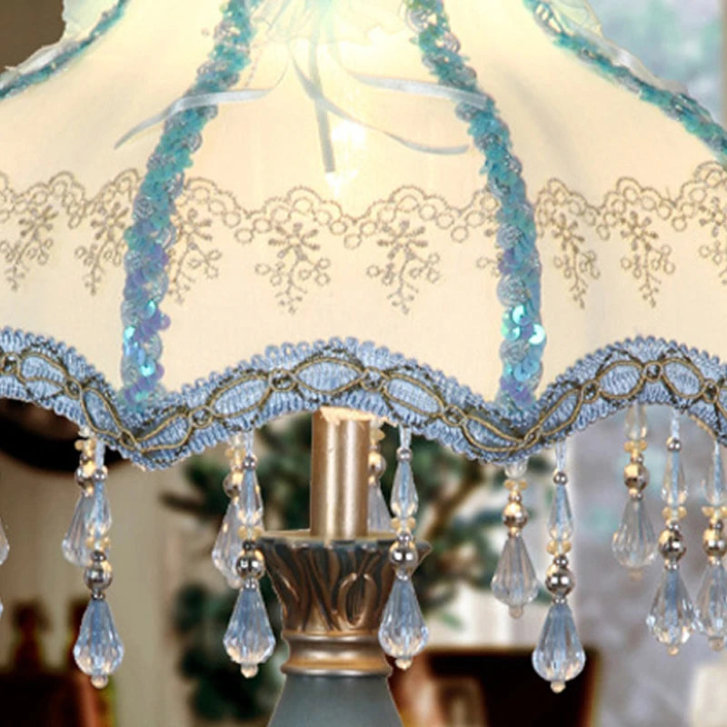 Lampe vintage en résine bleue peinte de fleurs, abat-jour dentelle