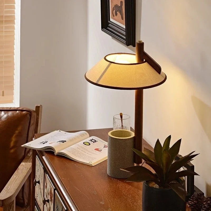 Lampe à poser en bois et ciment, chapeau en tissu et globe en verre