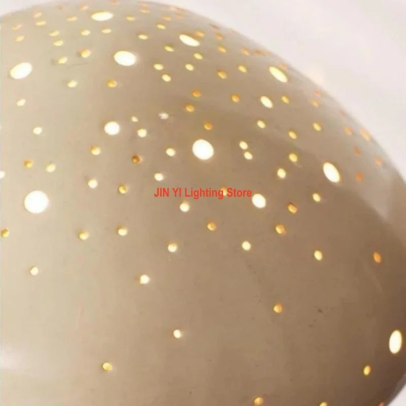 Une petite ampoule E14 livrée avec la lampe