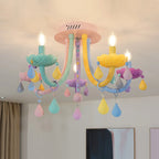 Lustre pastel à pampilles colorées et bougies pour chambre d'enfant