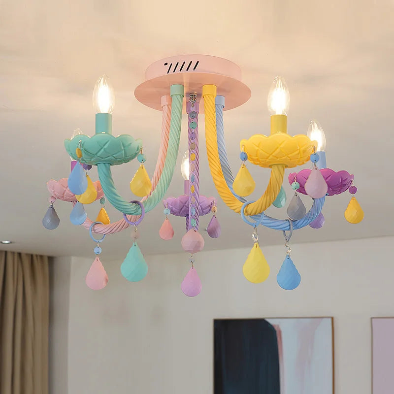 Lustre pastel à pampilles colorées et bougies pour chambre d'enfant