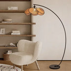 Lampadaire arc en cannage de rotin, abat-jour en pétales, 180 cm
