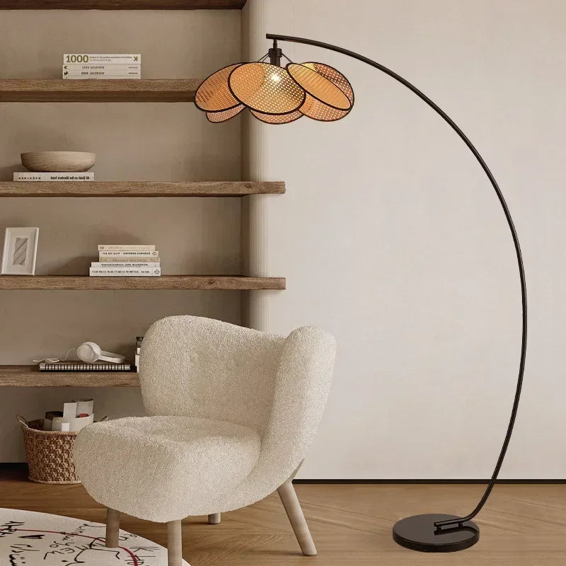 Lampadaire arc en cannage de rotin, abat-jour en pétales, 180 cm