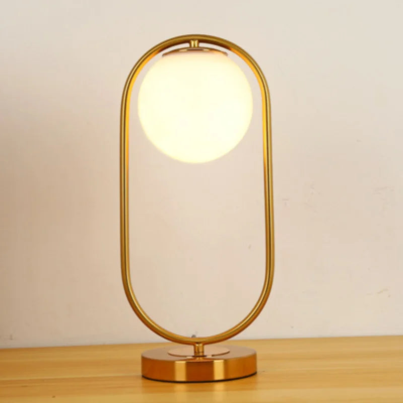Globe en verre opalin encadré d'un anneau en métal