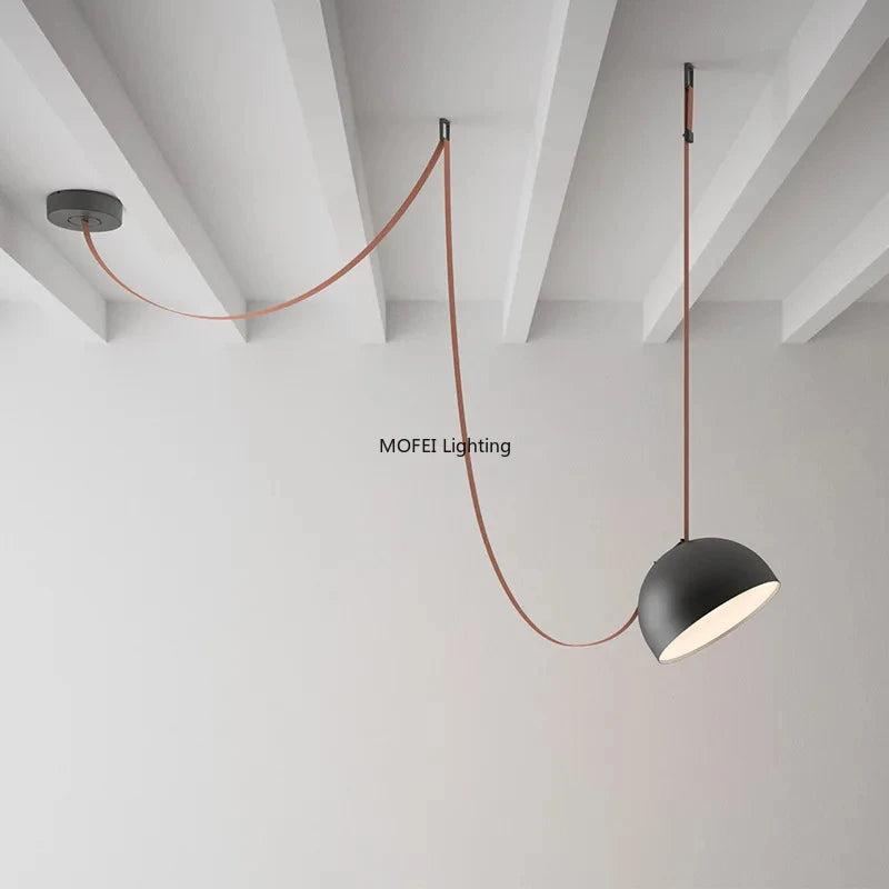 Suspension LED dôme Ø 20 cm sur sangle en cuir, noire ou terracotta