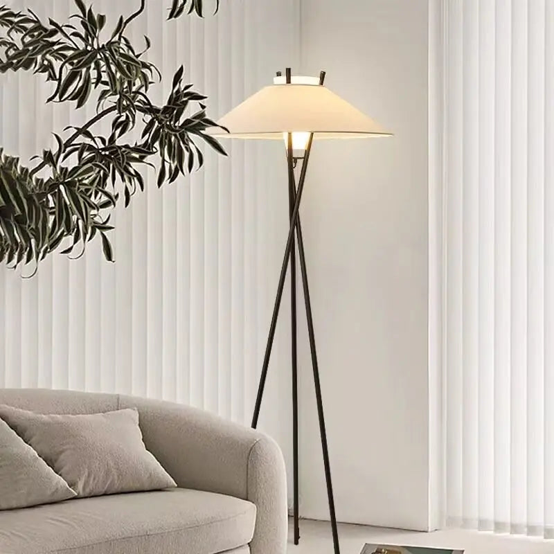 Lampadaire trépied noir à grand abat-jour blanc évasé, 167 cm