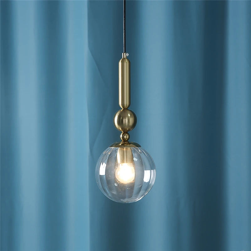 Suspension globe en verre teinté sur colonne dorée à perle, Ø 15 cm
