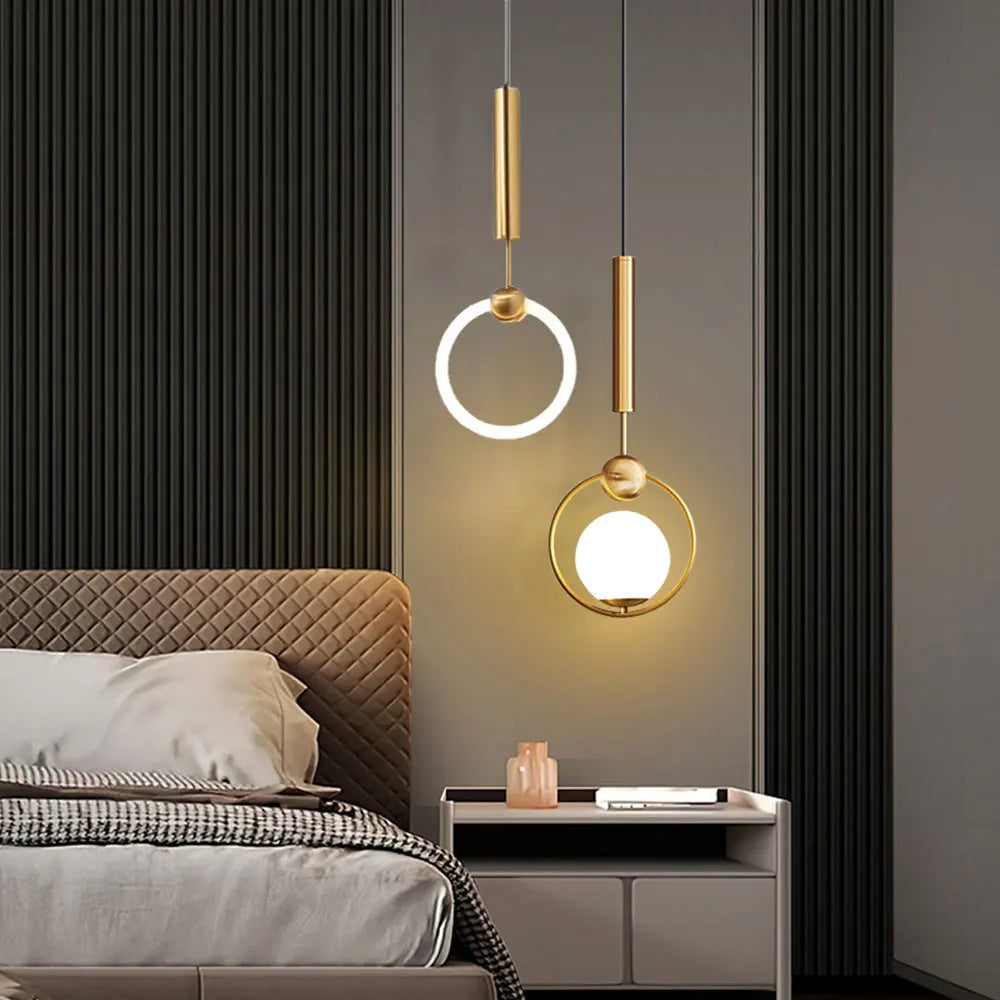 Suspension LED anneau doré et globe, trois modèles pour le chevet