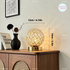 Lampe à poser globe en métal ajouré et cristal, dorée ou argentée