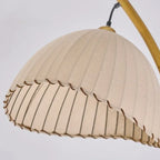 Lampadaire courbé à abat-jour en toile plissée, socle en marbre