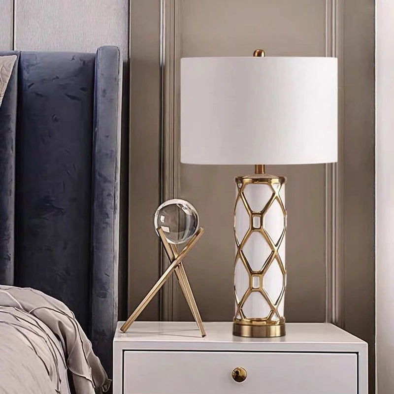 Lampe à poser en céramique à résille dorée, abat-jour tambour 35 cm