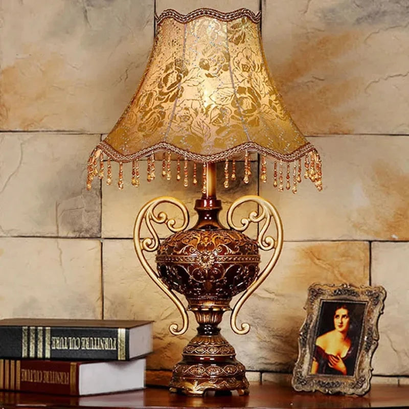 Lampe vintage à anses en cœur et pampilles ambrées