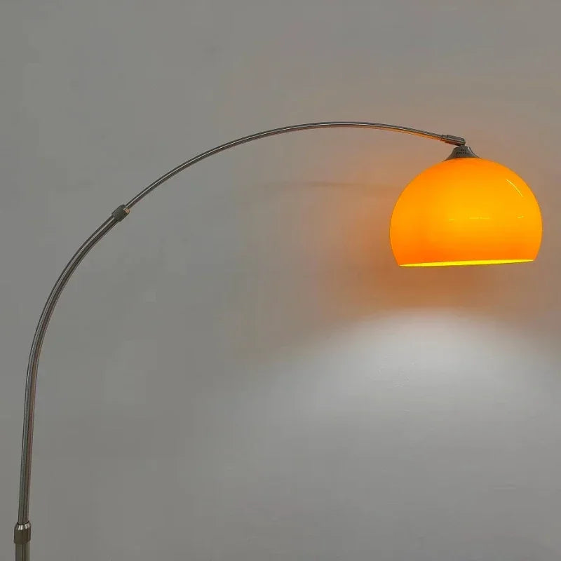 Lampadaire arc chromé, dôme blanc ou orange, socle en marbre