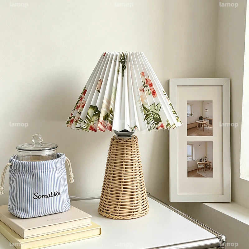 Lampe de chevet rétro en rotin, abat-jour accordéon et pied cône