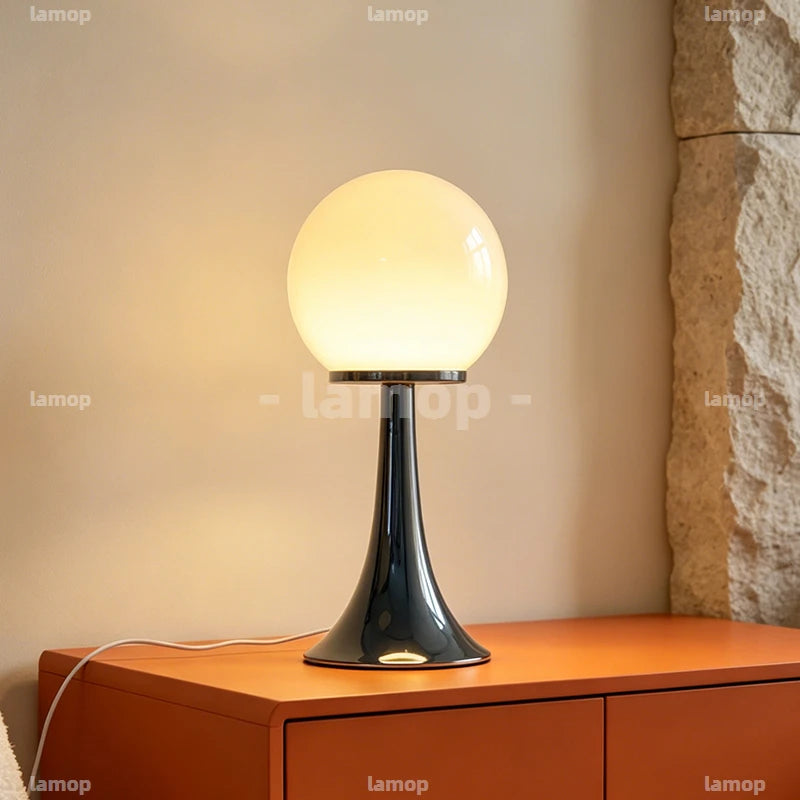 Lampe à poser boule de verre colorée sur pied tulipe chromé