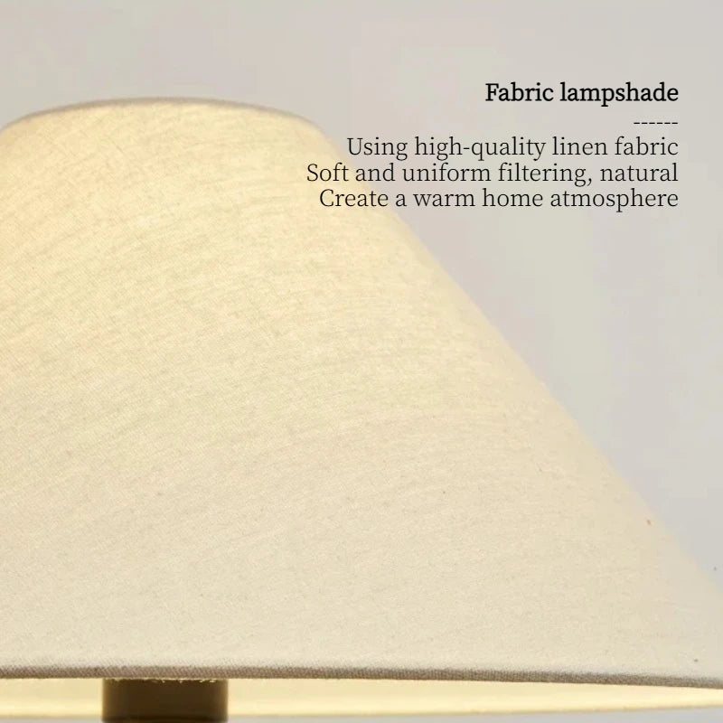 Lampe à poser en céramique gravée de pivoines, abat-jour conique