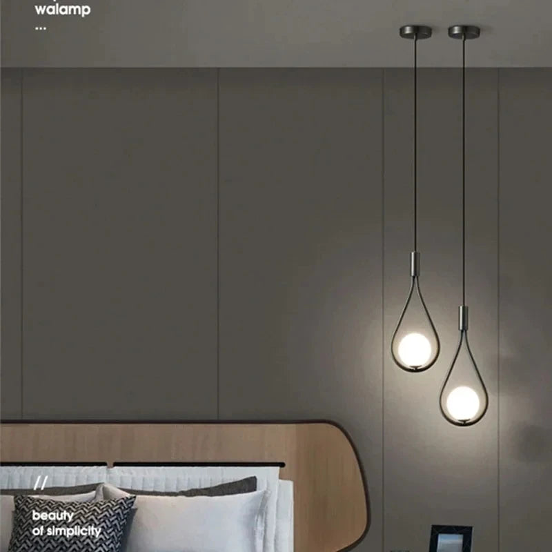 Suspension goutte en métal doré ou noir et globe opalin, G9 LED