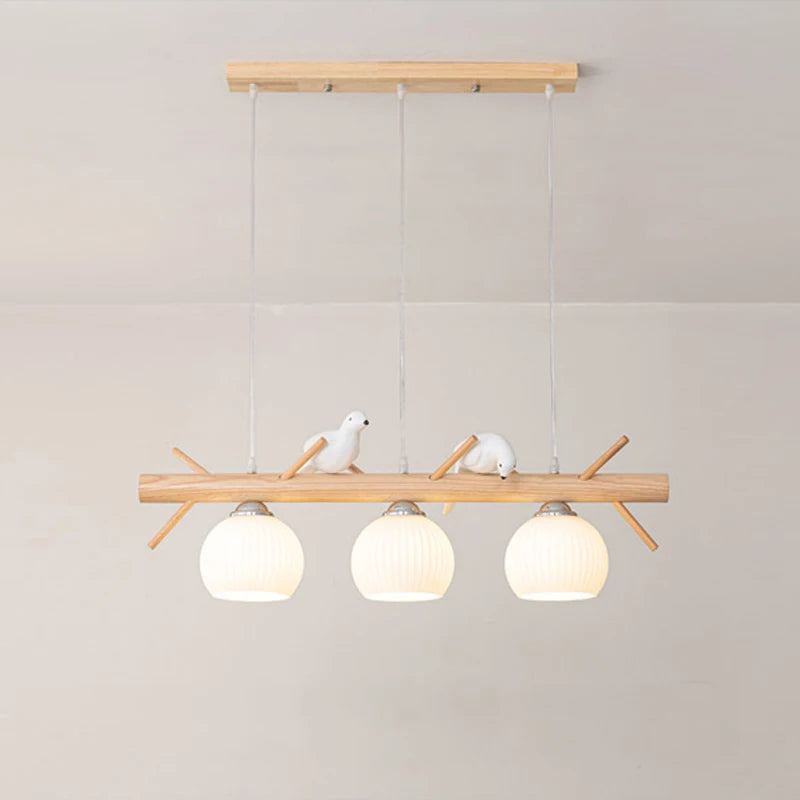 Lustre branche en bois à oiseaux et 3 globes en verre côtelé blanc