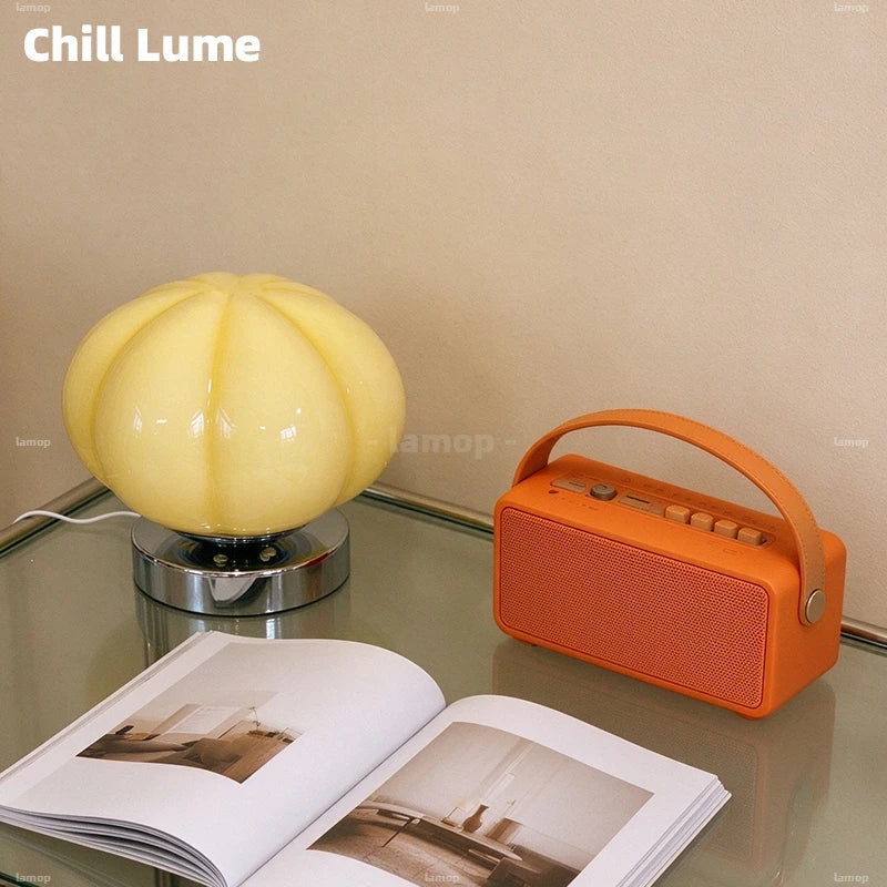 Lampe citrouille en verre côtelé sur socle chromé, USB-C, 14 cm