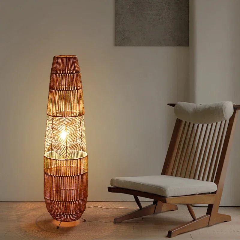 Une lampe de sol tressée pour un salon cocooning