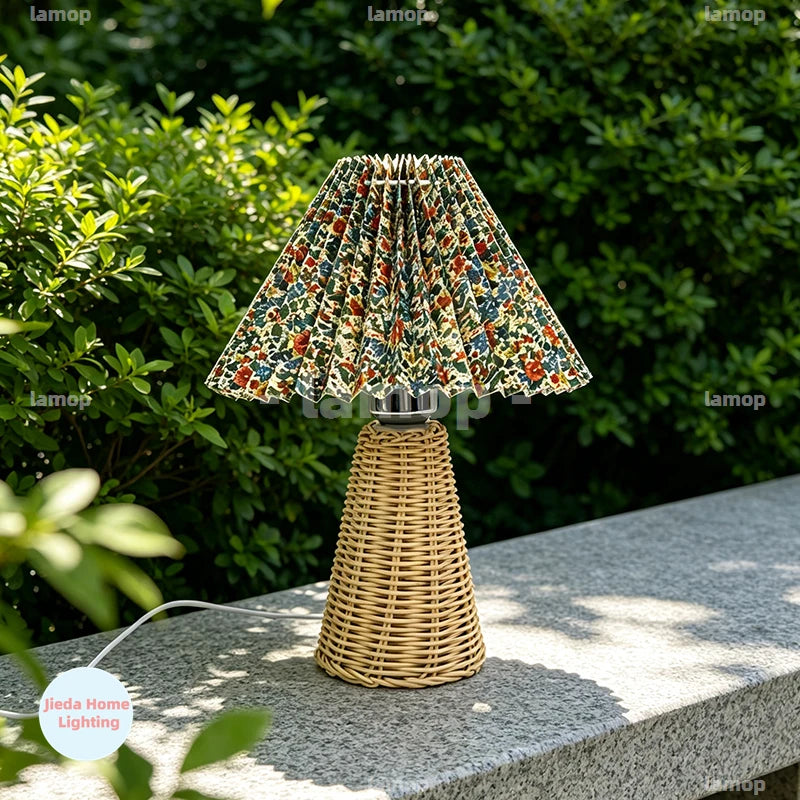 Lampe de chevet en rotin à pied conique et abat-jour plissé, 31 cm