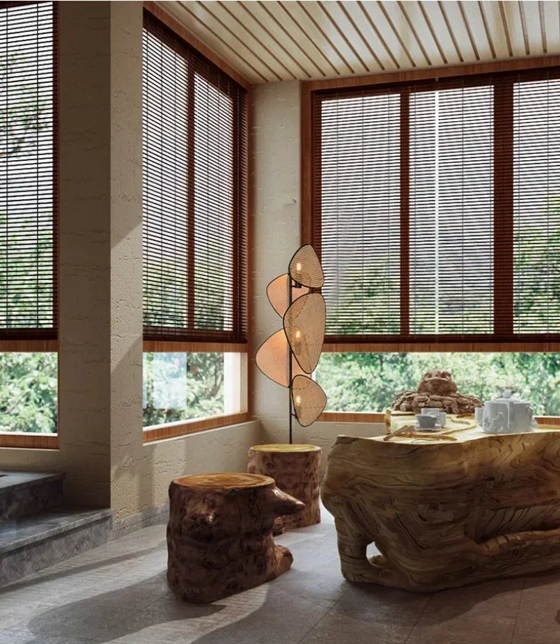 Lampadaire en cannage de rotin à pétales superposés, 179 cm