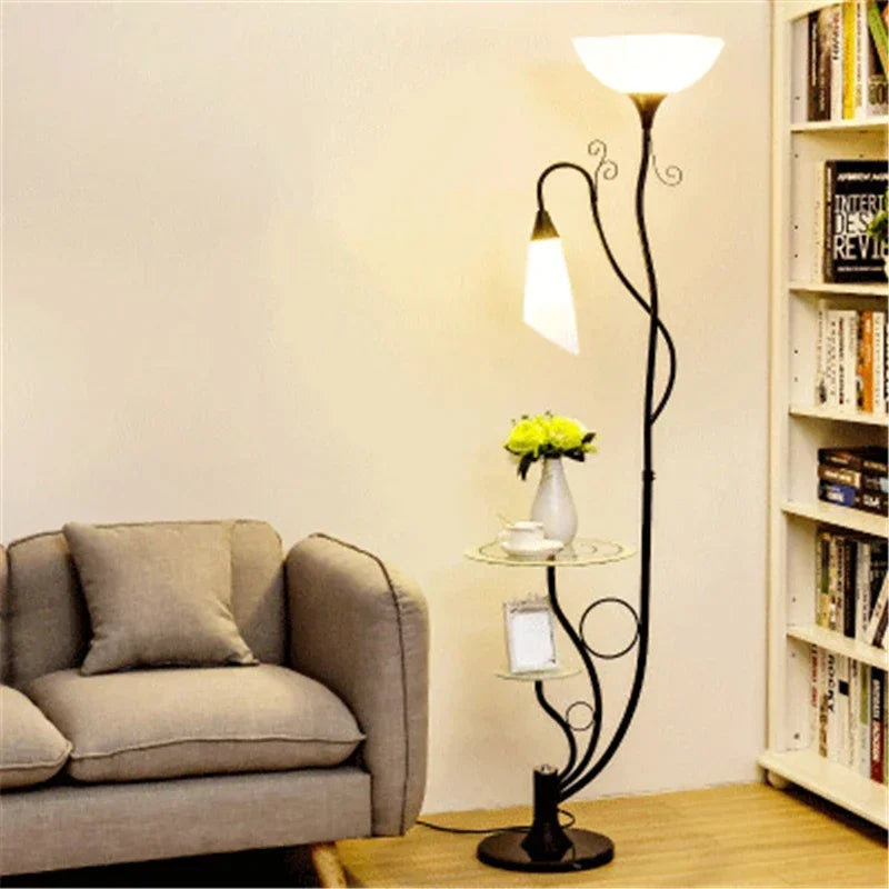 Lampadaire avec tablette en verre intégrée, à poser près du canapé