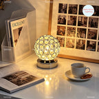 Lampe à poser globe en métal ajouré et cristal, dorée ou argentée