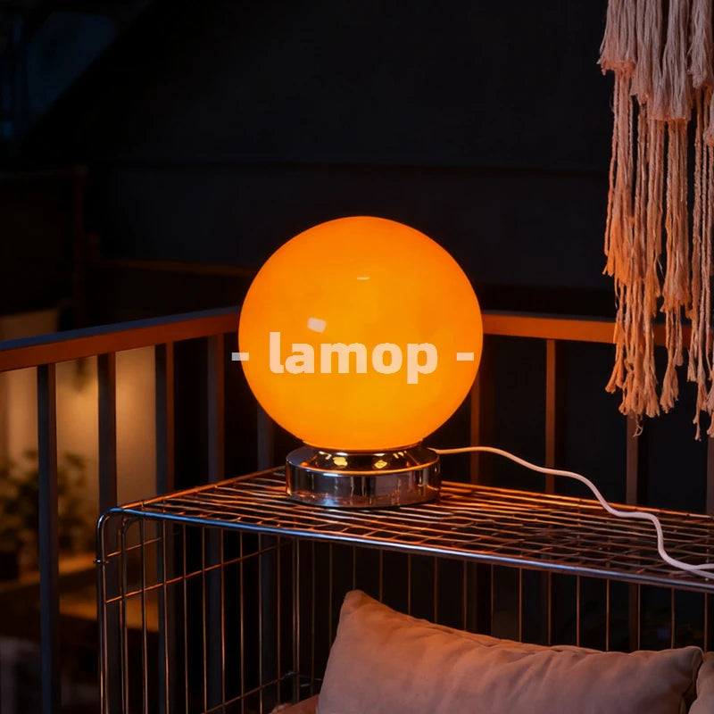 Lampe de table sphère en verre orange sur socle chromé court