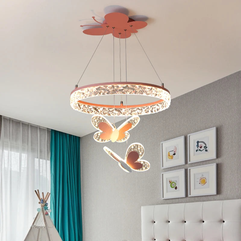 Lustre LED à papillons sous un anneau scintillant