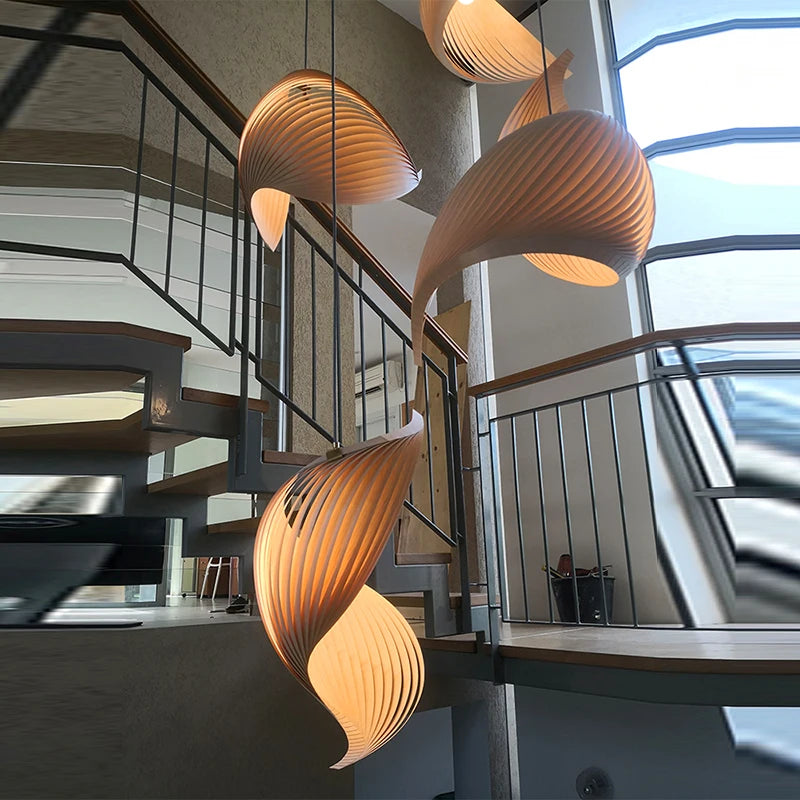 Lustre en spirales de bois cintré façon coquillage
