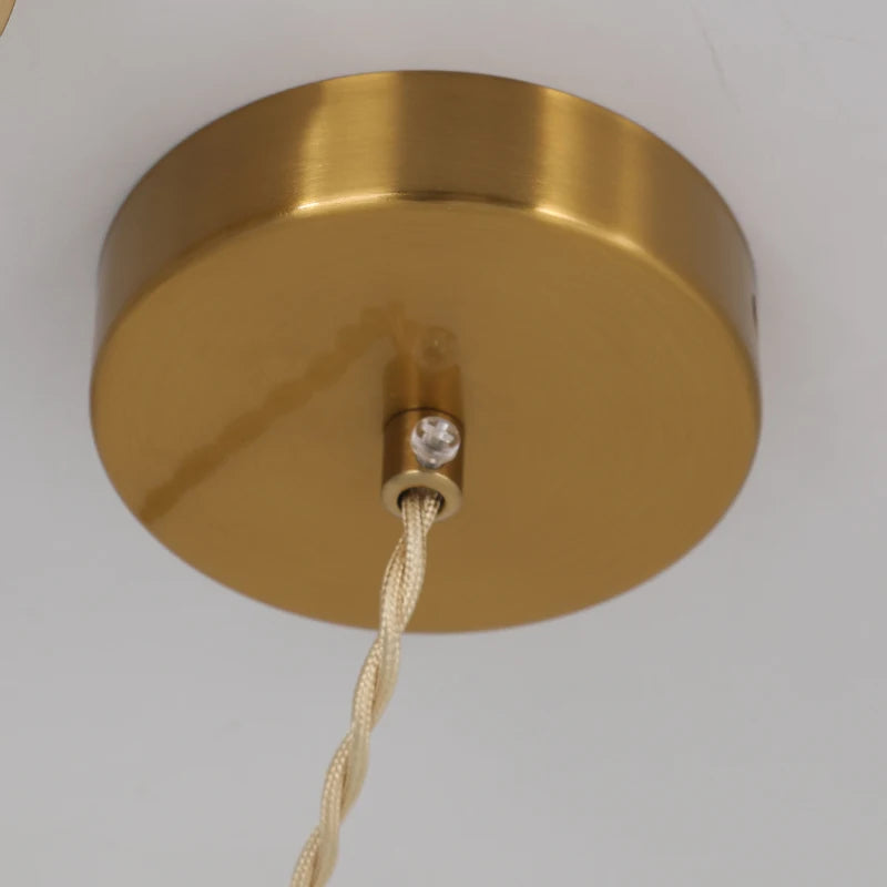 Suspension en céramique blanche ajourée, cordon torsadé et laiton