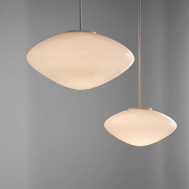 Suspension galet en verre opalin blanc, Ø 25 ou 37 cm, LED fournie