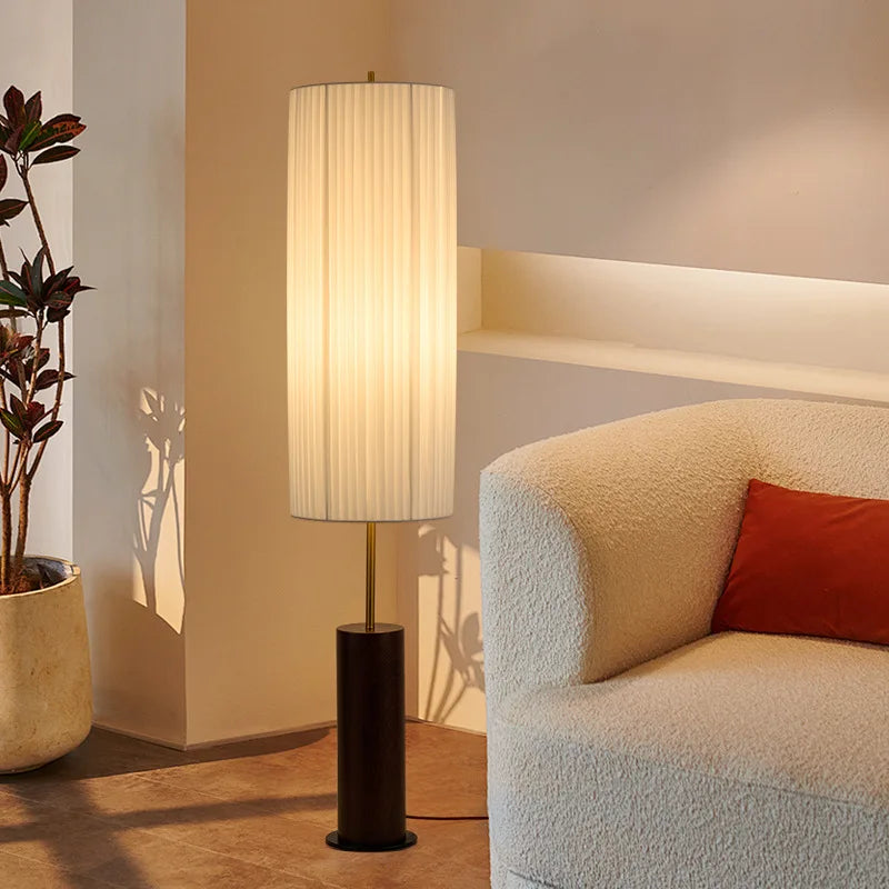 Lampadaire abat-jour plissé blanc sur fût effet bois, 130 cm