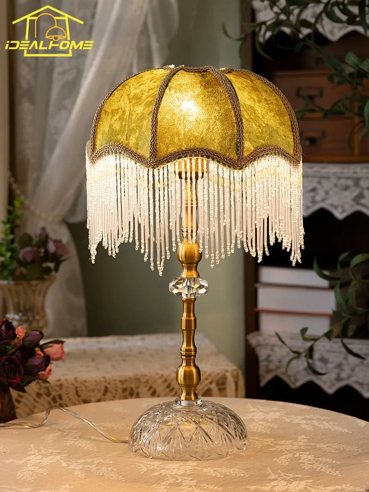 Lampe vintage en velours vert à franges de perles, tige dorée
