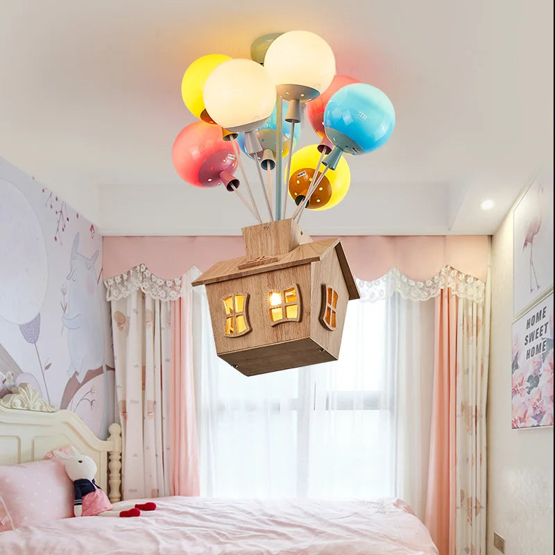 Lustre ballons multicolores et maison volante en bois