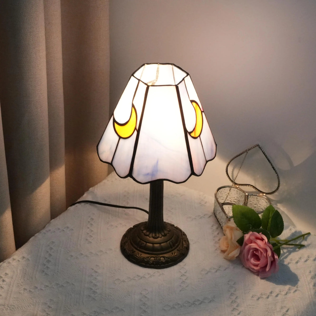 Petite lampe de chevet style Tiffany à croissants de lune