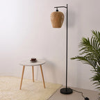 Lampadaire à potence noir, abat-jour en tissu ou en rotin tressé