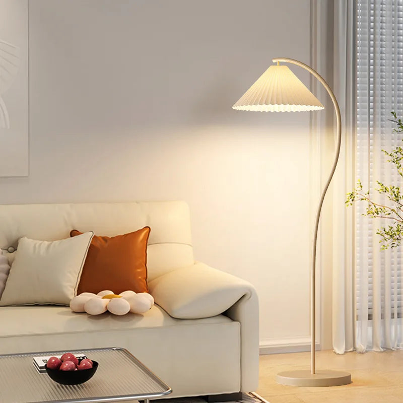 Lampadaire courbé crème à abat-jour plissé, ampoule LED fournie