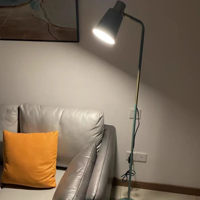 Lampadaire liseuse à tête orientable et finitions dorées, 3 coloris