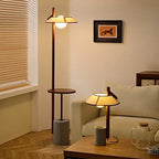 Lampe à poser en bois et ciment, chapeau en tissu et globe en verre