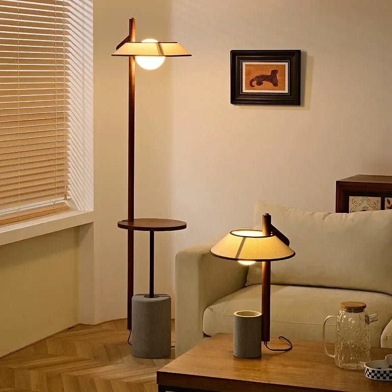 Lampe à poser en bois et ciment, chapeau en tissu et globe en verre