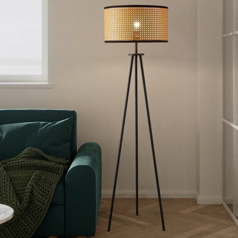 Lampadaire trépied noir, abat-jour en cannage de rotin Ø 42 cm